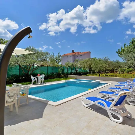 With Pool In Vodnjan-vodnjan *