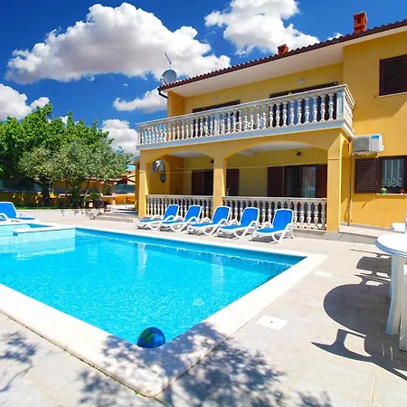 With Pool In Vodnjan-vodnjan *