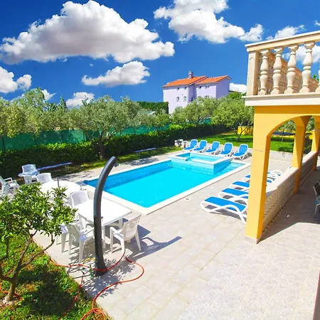 With Pool In Vodnjan-vodnjan *
